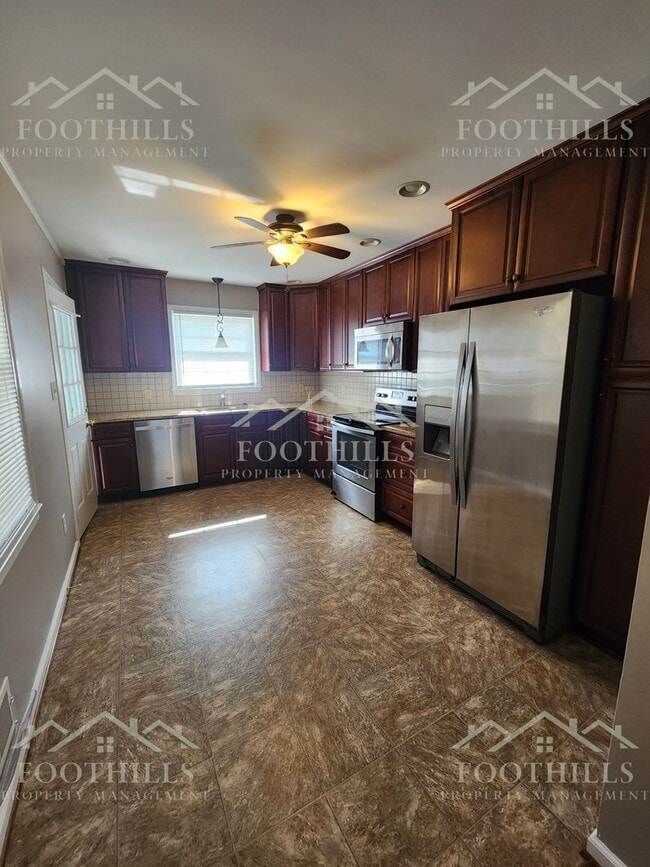 Building Photo - Freshly Renovated 3-Bed Home with Modern C...