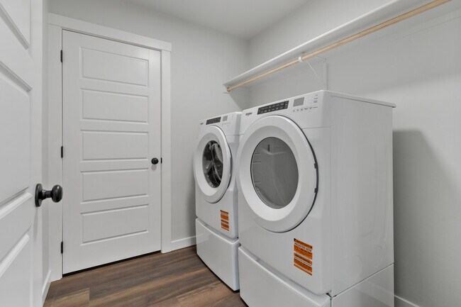 Building Photo - 3117 S Old Farm Ave