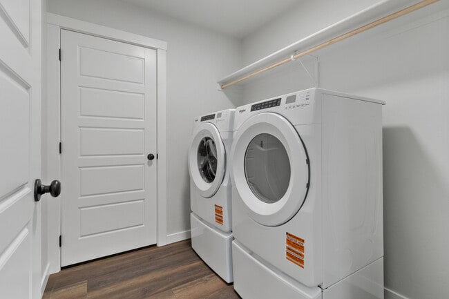 Building Photo - 7113 S Old Farm Ave