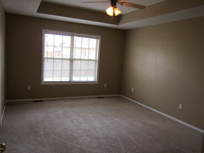 Building Photo - 412 E Denton Cir