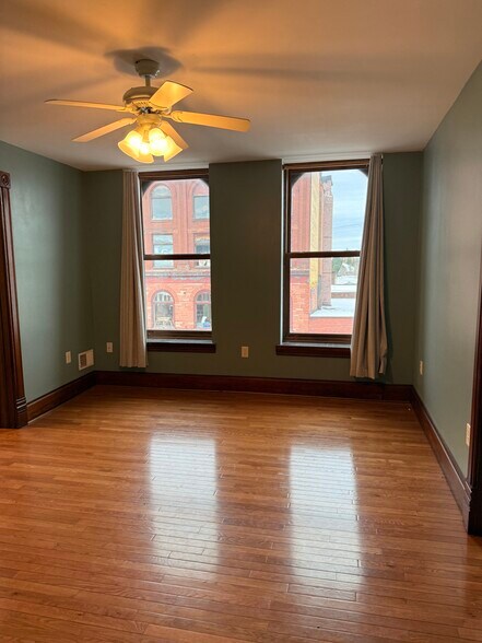 Building Photo - 215 6th St