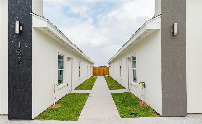 Building Photo - 7 Angelina Dr