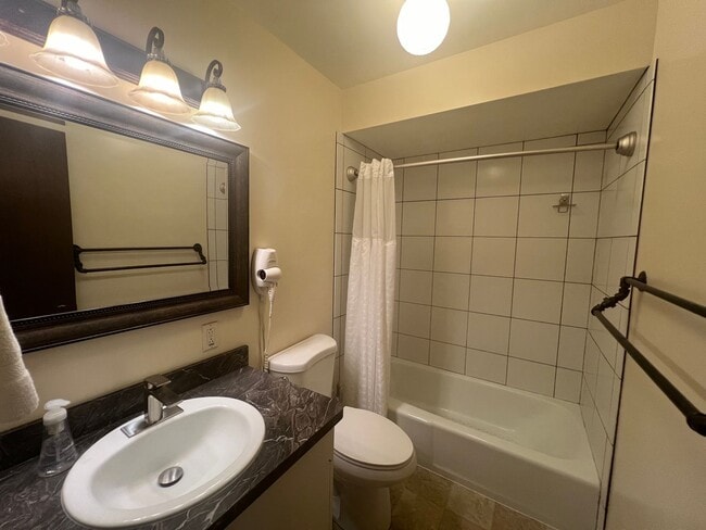 Building Photo - Extra Large 2 bedroom 1.5 Bath Centrally Located Large Apartment