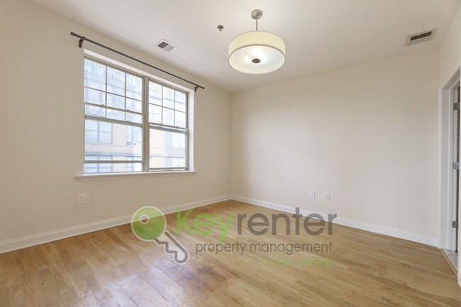 Building Photo - Top-Floor 2BR/2BA Condo with NYC Views + P...