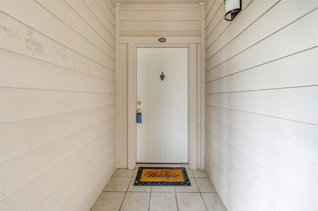 Building Photo - 401 Lakeside Ln