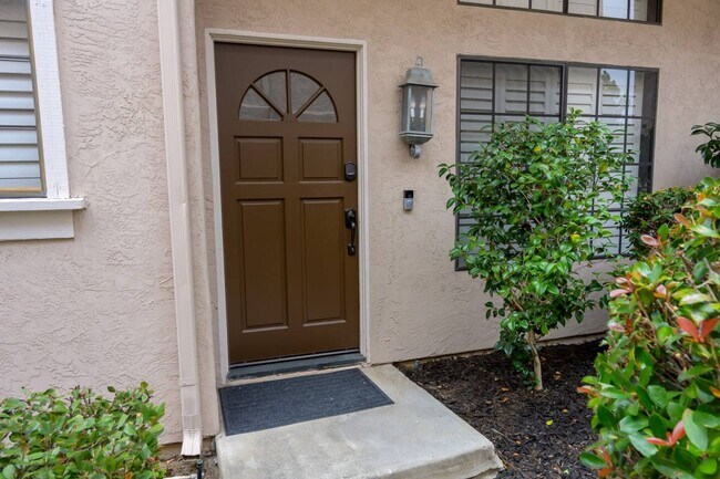Building Photo - Spacious 3BR/3BA Townhome  | Pool, Tennis & Easy Access to Everything