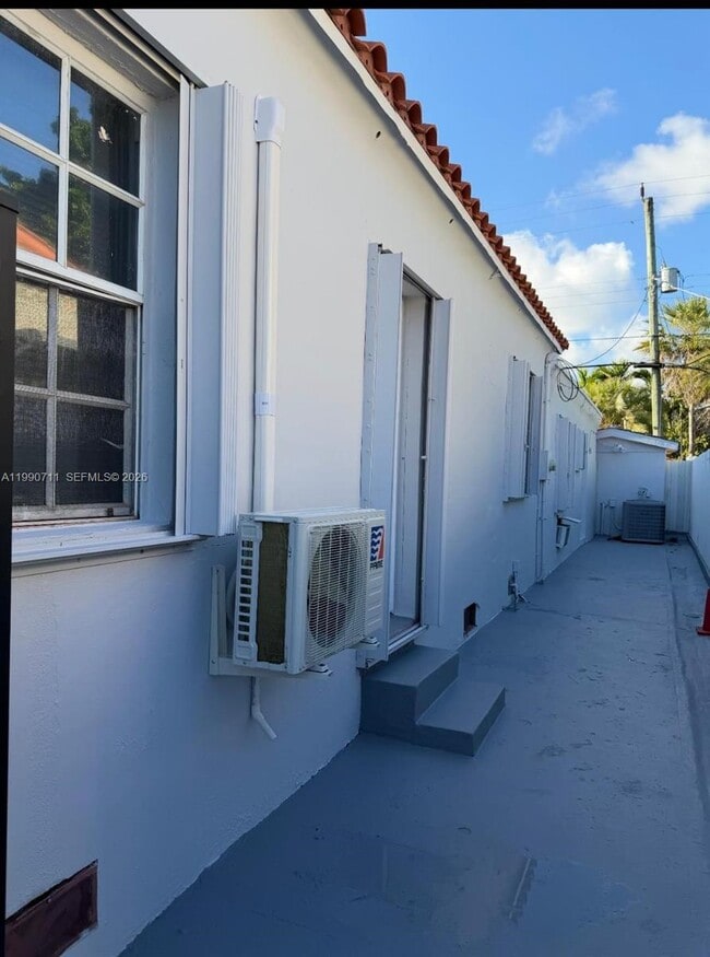 Building Photo - 1765 SW 21st St