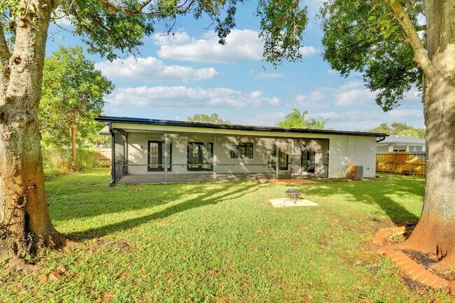 Building Photo - 1009 Alamanda Dr