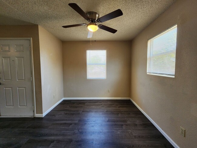 Building Photo - 1 Month Free Rent ! Covered Front Porch  /...