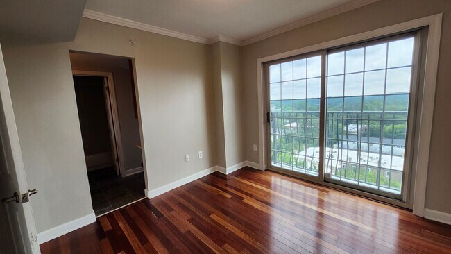 Building Photo - Spacious Midtown Condo with 2 Bedrooms, 2 Balconies & Internet Included!