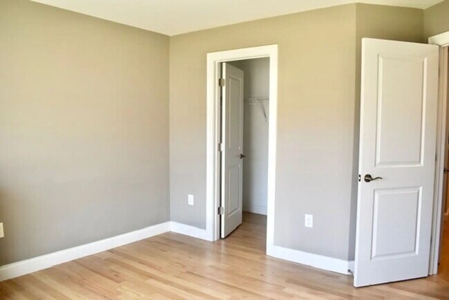 Building Photo - 3 bed 2.5 bath home available 9/1.