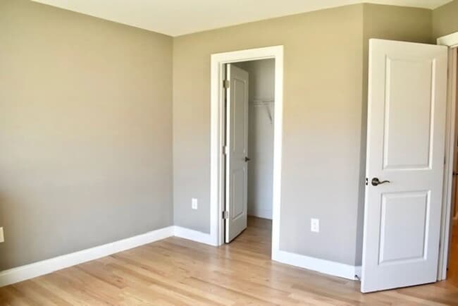 Building Photo - 3 bed 2.5 bath home available