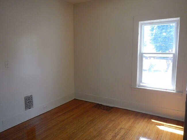 Building Photo - AVAILABLE 6/1/26 - House for Rent Near Sho...