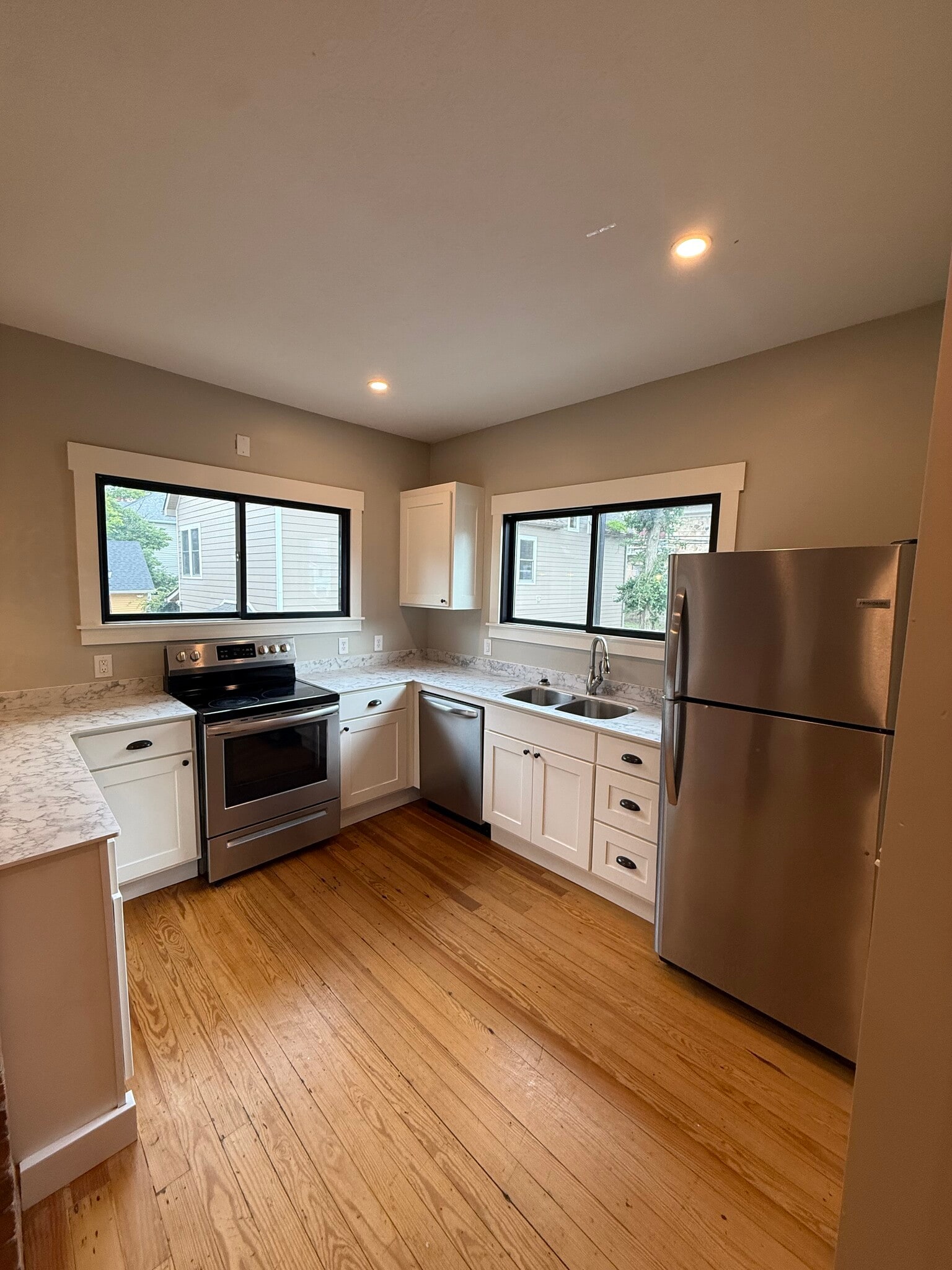 Building Photo - 412 E 4th St