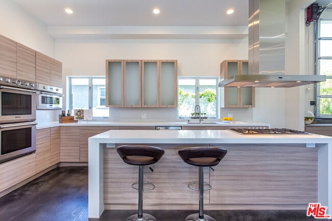 Building Photo - 615 6th Ave