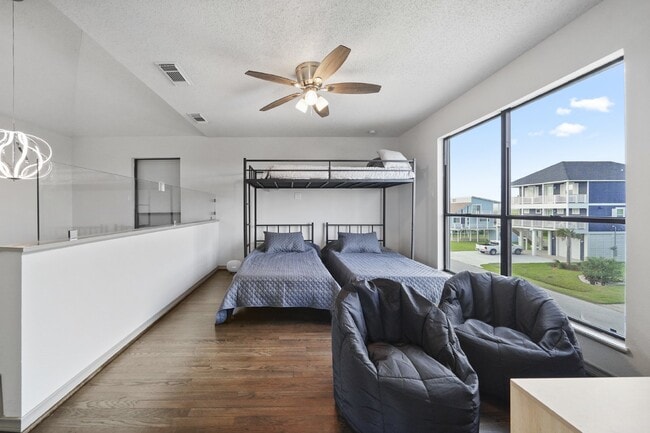 Building Photo - 4126 San Jacinto Dr