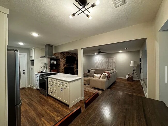 Building Photo - 1739 Creek Ct