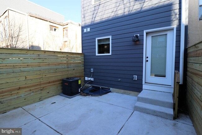 Building Photo - 1816 Latona St