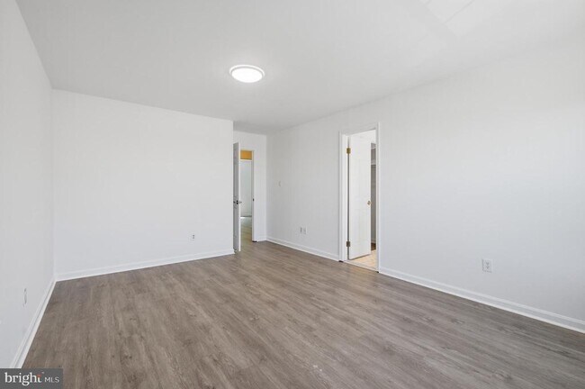 Building Photo - 46601 Carriage Ct