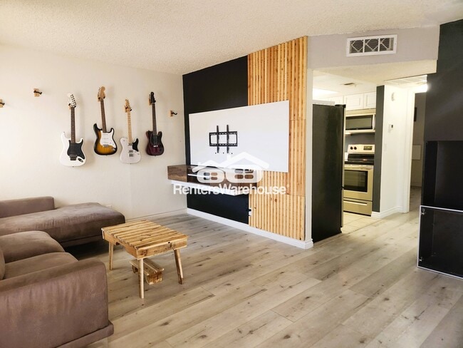 Building Photo - 6020 Carmen Blvd