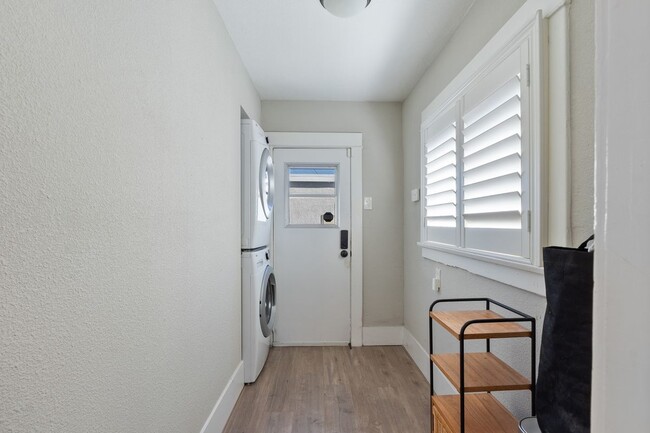 Building Photo - 1249 W 56th St