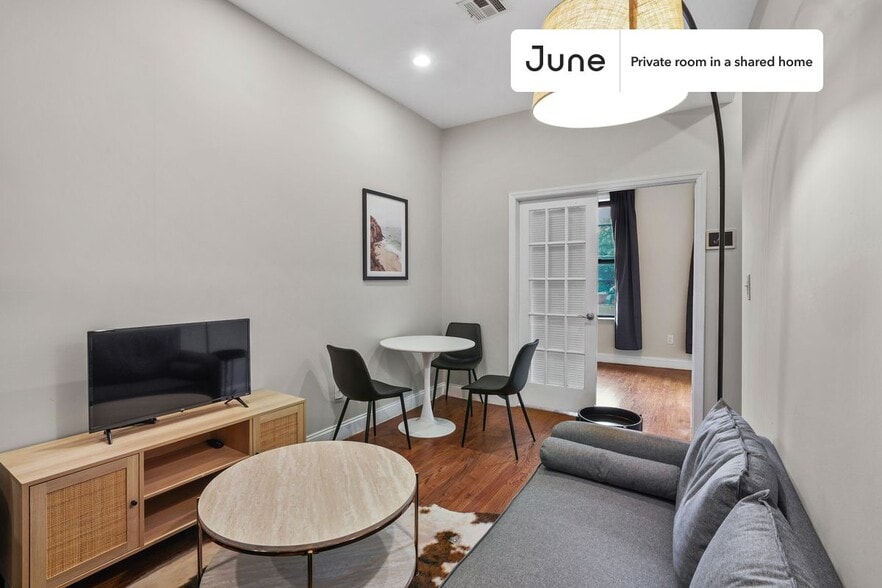 Building Photo - Room in Shared 4 bed/1 bath home