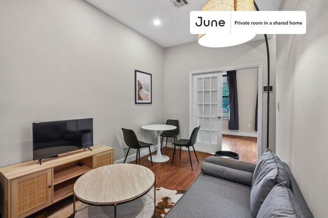 Building Photo - Room in Shared 4 bed/1 bath home