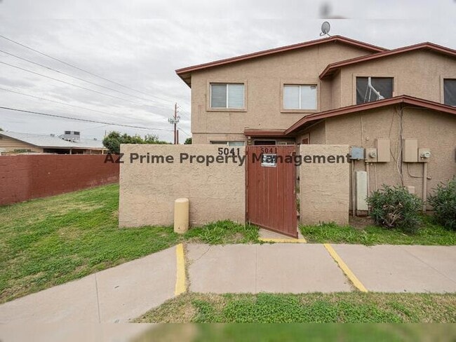 Building Photo - 5041 N 39th Dr