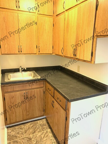 Building Photo - 226 N Broadway St