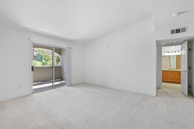 Building Photo - Beautifully maintained 1-story condo in Re...