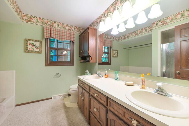 Building Photo - Beautiful 3BD/2.5BA Ranch in Park-like Set...
