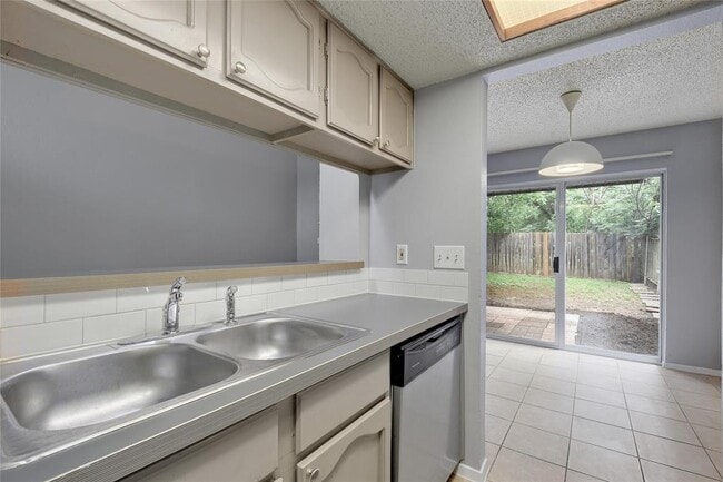 Building Photo - 1800 Cinnamon Path