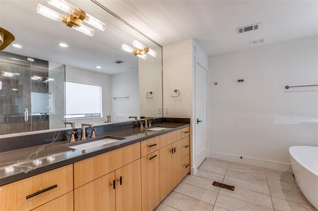 Building Photo - 611 W Sycamore St