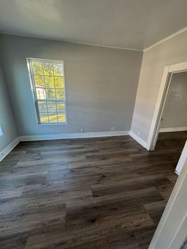 Building Photo - 160 E Elgie St