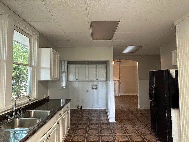 Building Photo - 3 Bedroom 2 Bathroom