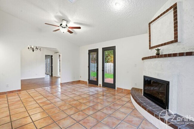 Building Photo - 13902 NE Piper Rd