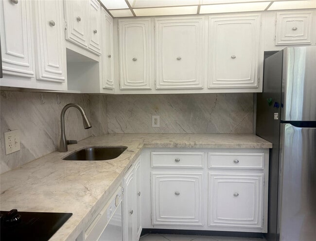 Building Photo - 2601 S Course Dr