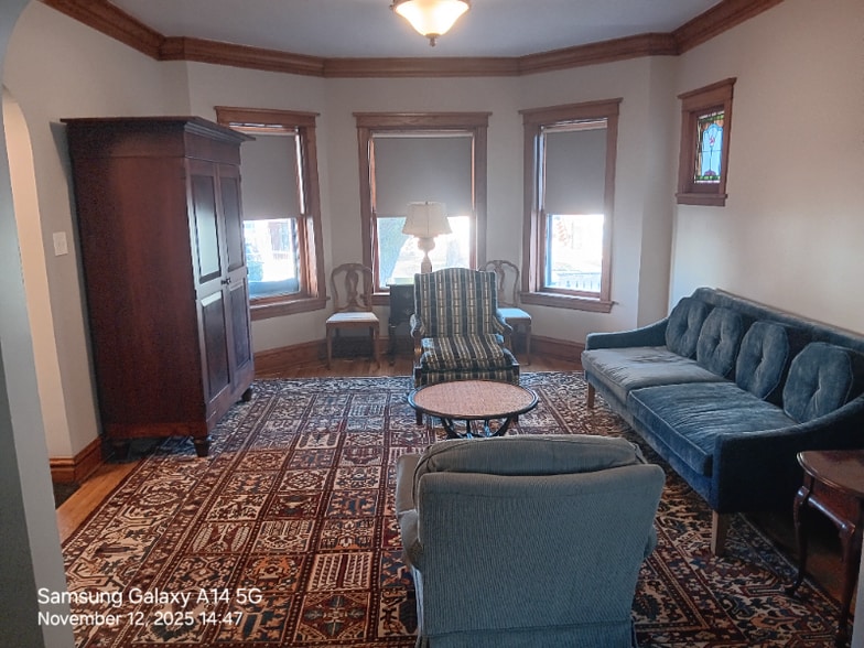 Building Photo - 552 N Lawler Ave