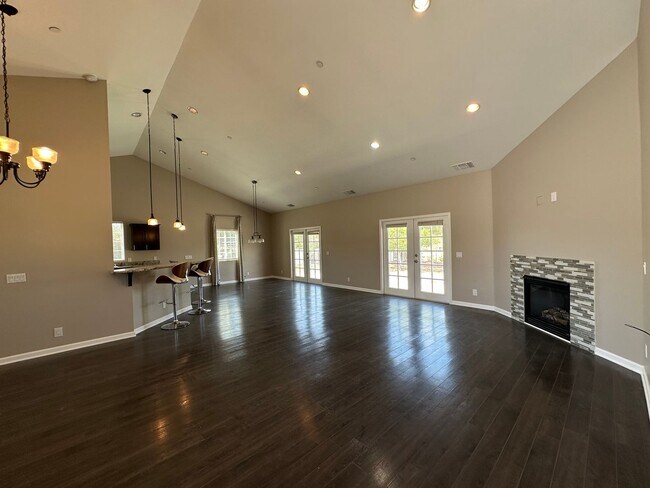 Building Photo - Beautiful, Updated 3 bedroom 2 bathroom ho...