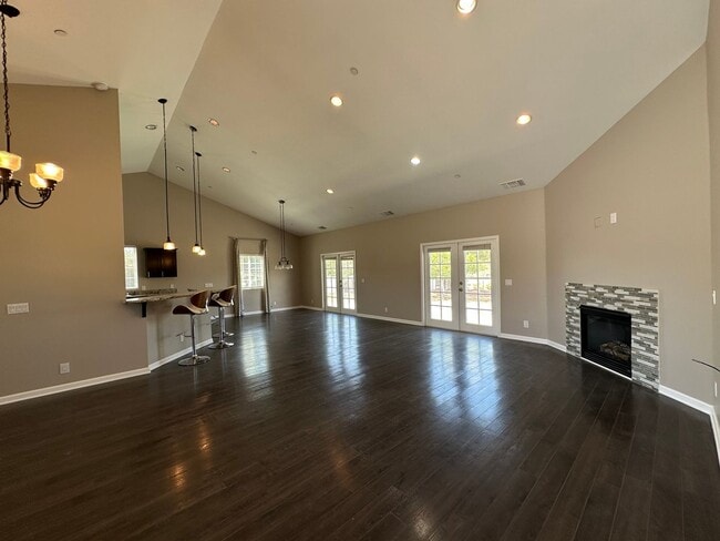 Building Photo - Welcome to this beautiful 3-bedroom 2-bath...