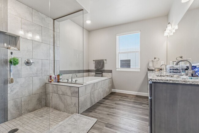 Building Photo - Pristine Four Bedroom 2 Bath home in Mesa Village