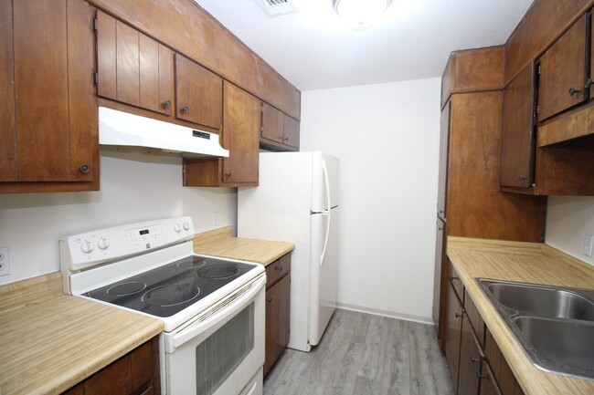 Building Photo - 2-Bedroom Apartment in Prime Pace Location...
