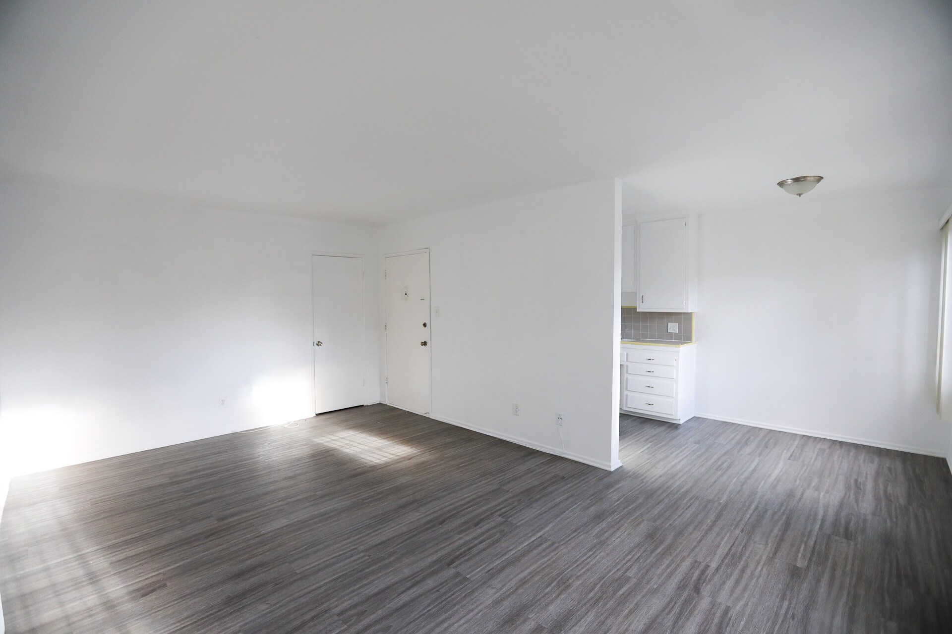 Building Photo - 260 S Sycamore Ave