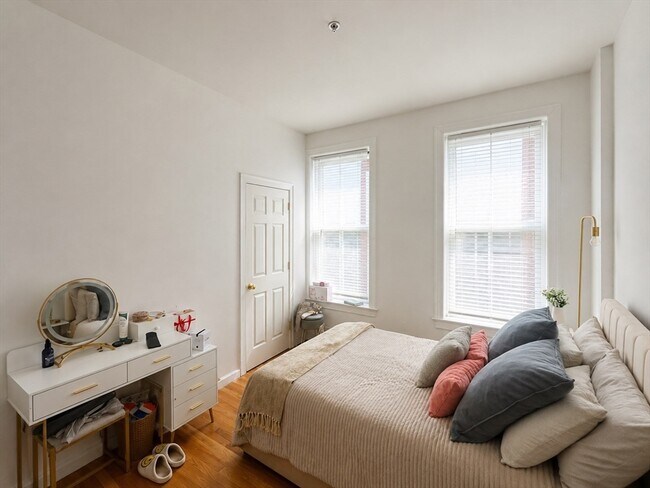 Building Photo - 483 Beacon St
