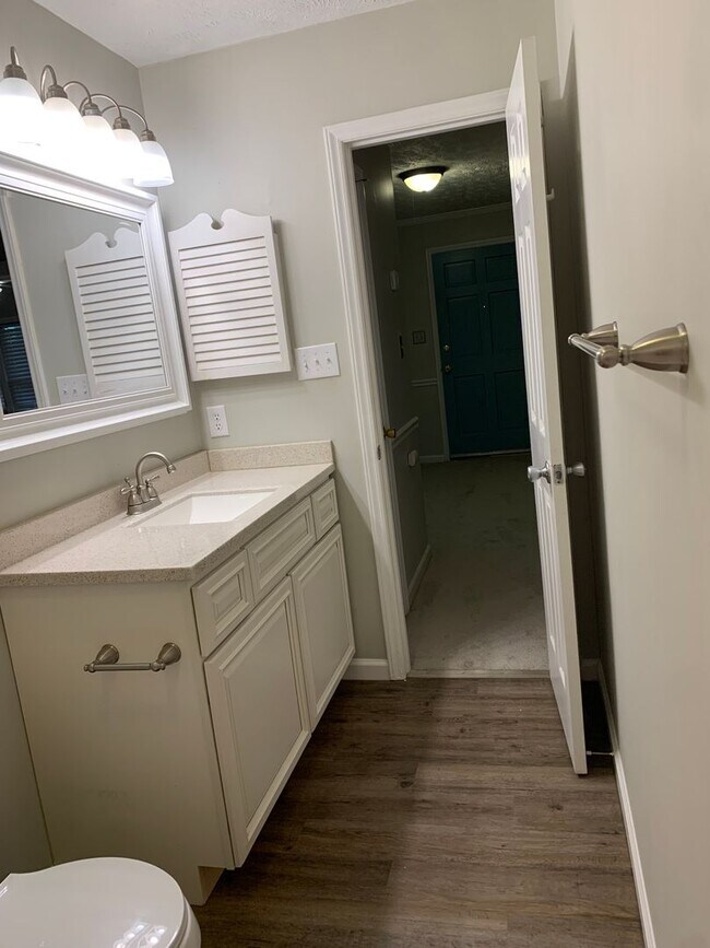 Building Photo - For Rent - Quiet neighborhood but close to everything!!