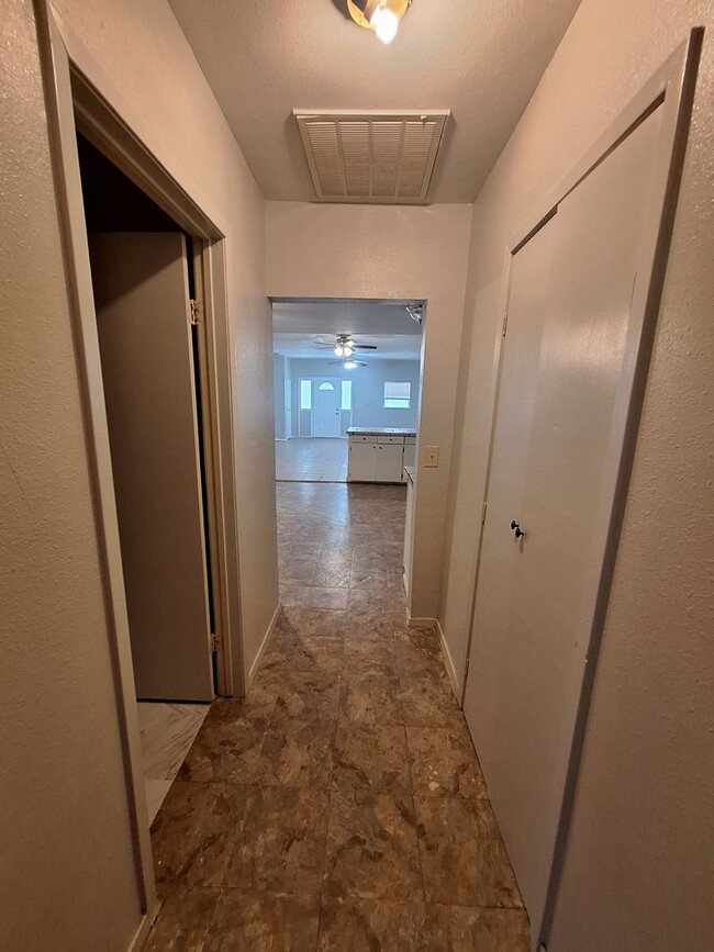 Building Photo - 4 Bedroom, 2 Bath in Clyde!