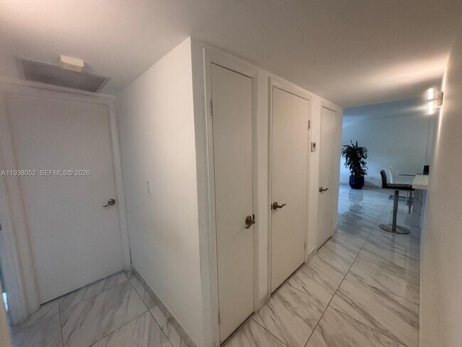 Building Photo - 10101 E Bay Harbor Dr