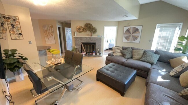 Building Photo - This 2 bedroom/1.5 bath condo has it all!