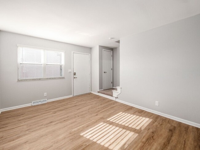 Building Photo - 554 Riverview Dr