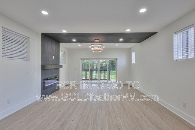 Building Photo - 402 E Trinity Ln